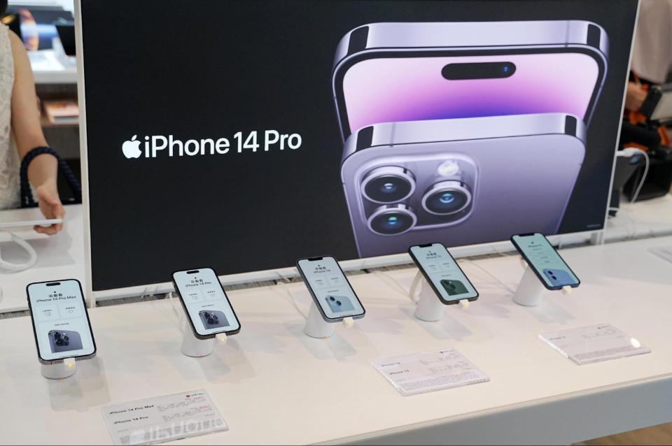 ▲台灣大門市現場都已展示穿iPhone 14全系列實機，這次最大亮點肯定是iPhone 14 Pro獨特的動態島設計，會隨著使用情境（充電、聽音樂）產生不同變化。