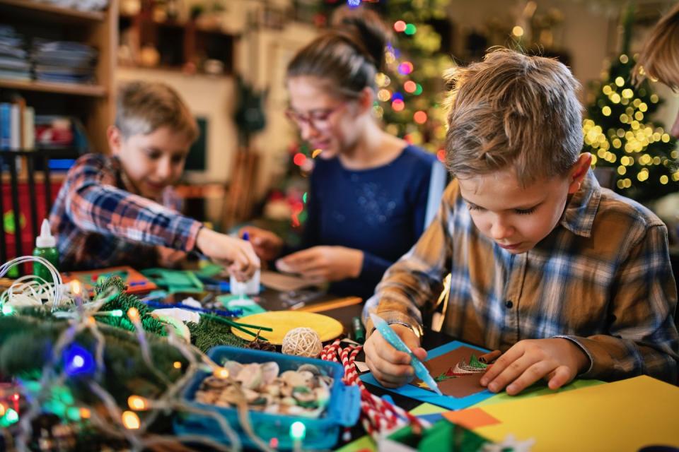 family making christmas cards together at homenikon d850