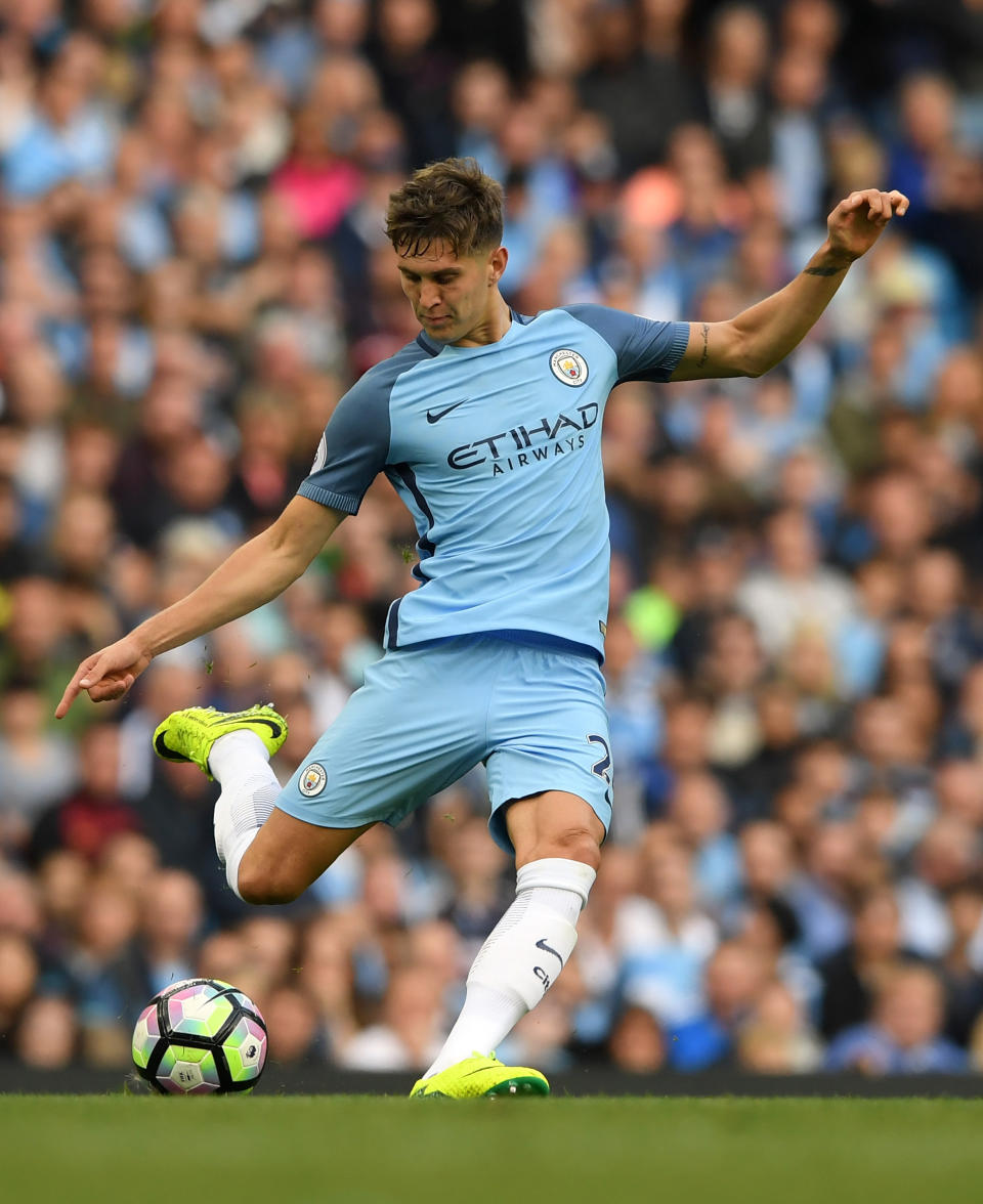 Auch Manchester City darf sich über Zuwachs freuen: Für 55,6 Millionen Euro kickt fortan der erst 22 Jahre alte Abwehrstar John Stones in der Innenverteidigung. Er kommt vom Liga-Konkurrenten FC Everton.