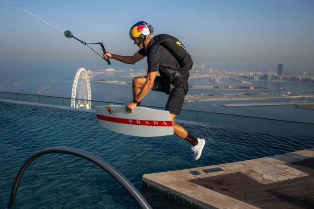 WakeSquatter e Peacejumper Brian Group compiono un’impresa atletica da un grattacielo di Dubai indossando Prada