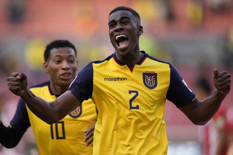 Félix Torres, de la selección de Ecuador, festeja luego de anotar el primer tanto ante Paraguay en un partido de las eliminatorias mundialistas, realizado el jueves 2 de septiembre de 2021 en Quito (AP Foto/Dolores Ochoa)