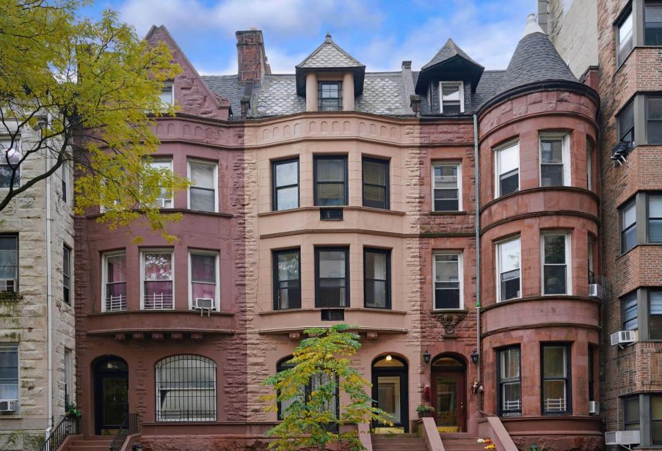 The Smiths reside in a sleek New York townhouse (Getty Images/iStockphoto)