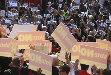 "Yes" campaign supporters try to disrupt a gathering of a "No" campaign rally that leader of the Labour party Ed Miliband addressed, in Glasgow, September 11, 2014. REUTERS/Paul Hackett