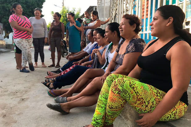 Mujeres que hicieron la protesta en Santa Marta. (FM Radio)