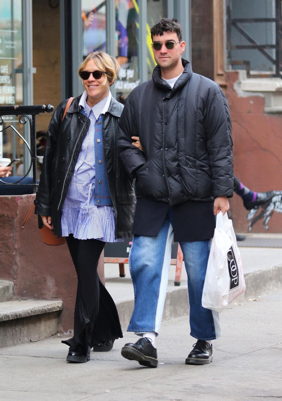 <h1 class="title">Pregnant Chloe Sevigny and boyfriend Sinisa Mackovic are all smiles shopping for baby clothes in NYC</h1>