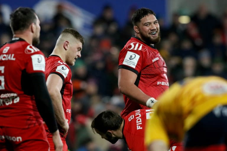 Emmanuel Meafou (à droite) a le sourire après avoir marqué un essai contre l'Ulster en Champions Cup, le 13 janvier 2024 à Belfast (PAUL FAITH)