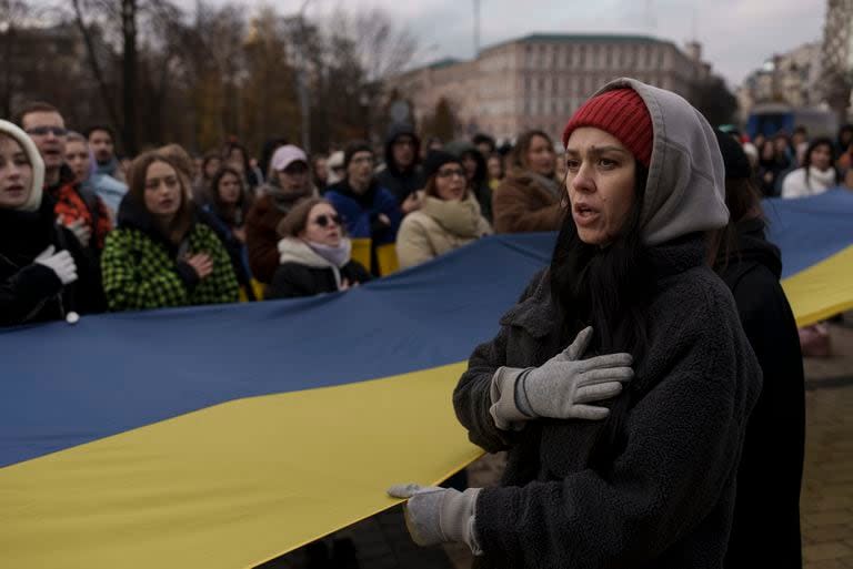 Una mujer canta el himno nacional de Ucrania durante una manifestación en el centro de Kiev, Ucrania, el sábado 18 de noviembre de 2023. La gente se congregó para protestar contra la corrupción y pedir la reasignación de fondos públicos a las fuerzas armadas. (AP Foto/Alex Babenko)