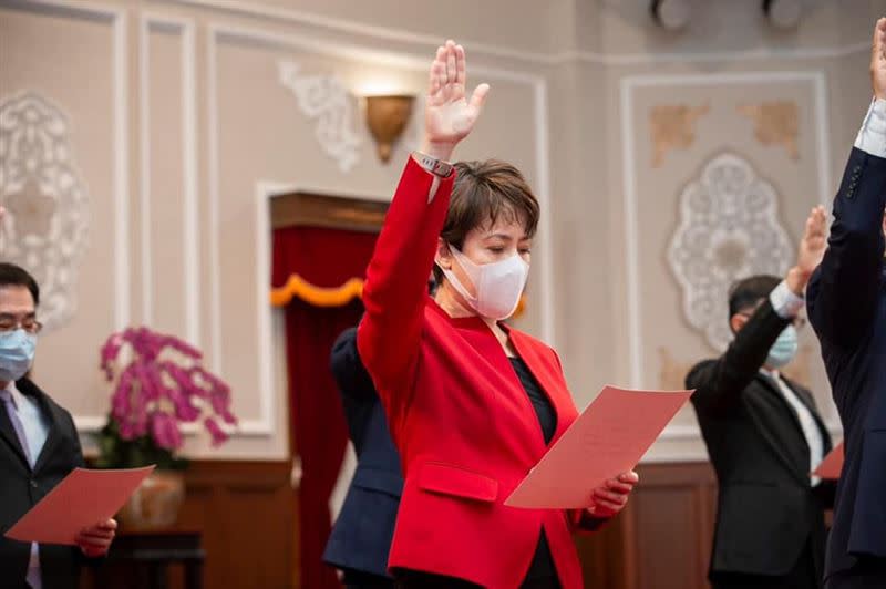 蕭美琴是台灣首位女性駐美代表，擅長外交領域的她，2020年帶著4隻愛貓赴美為台灣努力。（圖／翻攝自蕭美琴臉書）