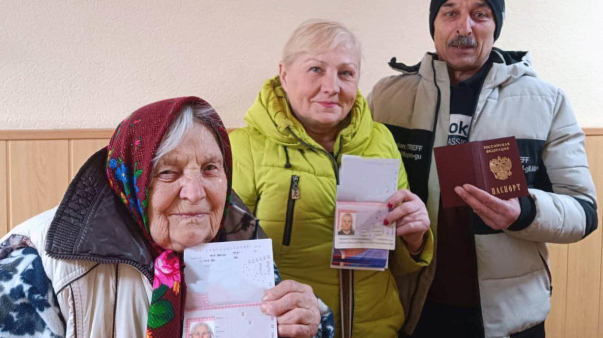 Civilians being given Russian citizenship. Photo: Russian occupying authorities