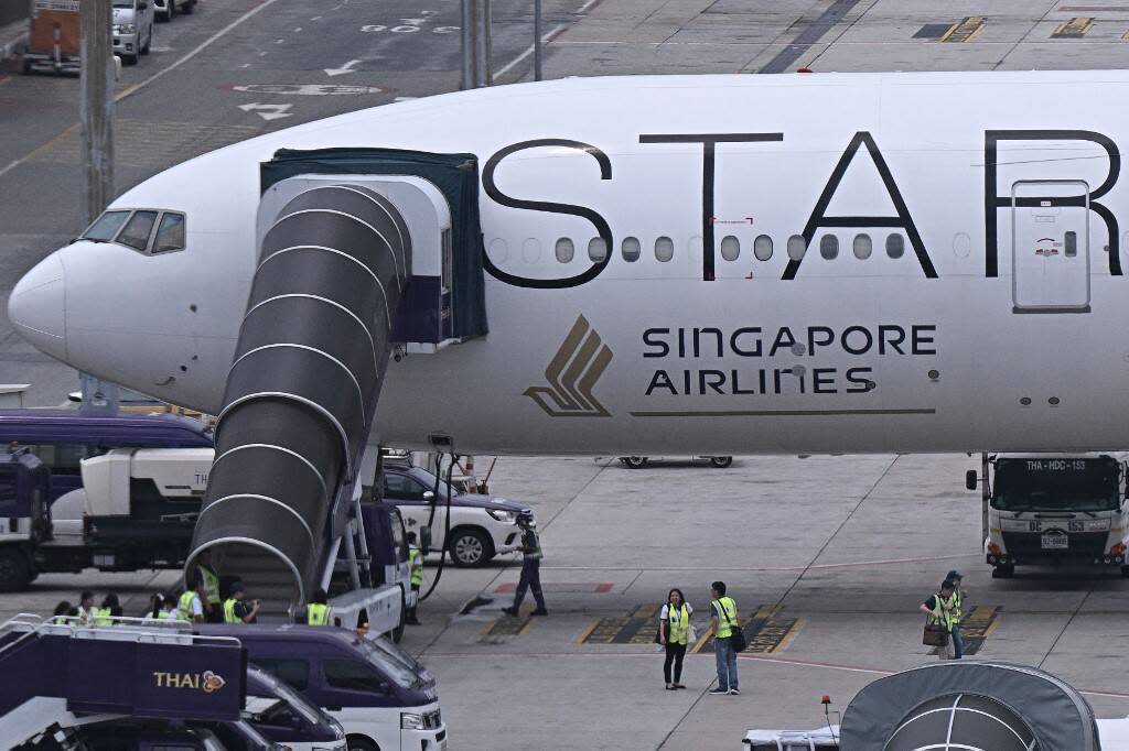 L’avion Boeing 777-300ER de Singapore Airlines qui effectuait un vol Londres Singapour, stationné en urgence sur le tarmac de l’aéroport international Suvarnabhumi de Bangkok, le 22 mai 2024. 