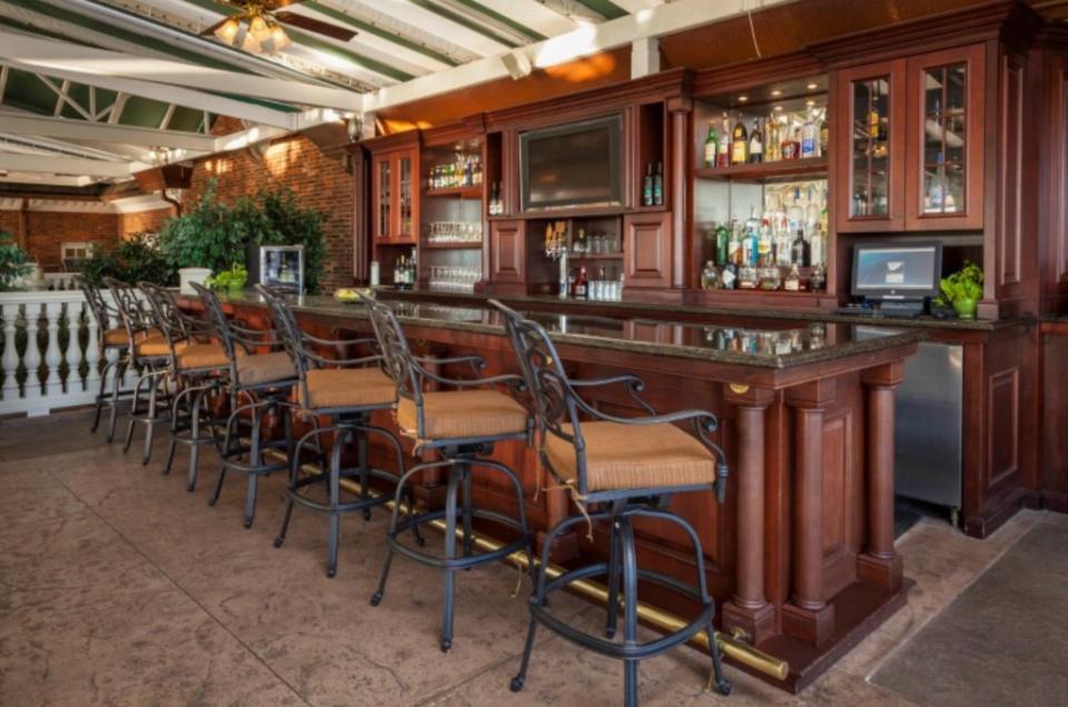 The wet bar. Trump National Golf Club