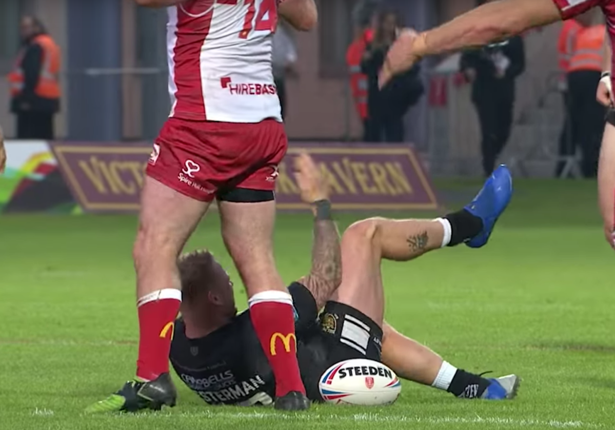 Nothing To See Here Just A Rugby Player Snapping His Dislocated Knee Back Into Place And