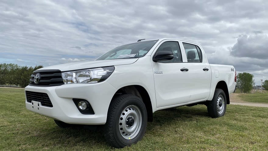 La Toyota Hilux DX mantiene la estética de la camioneta anterior.