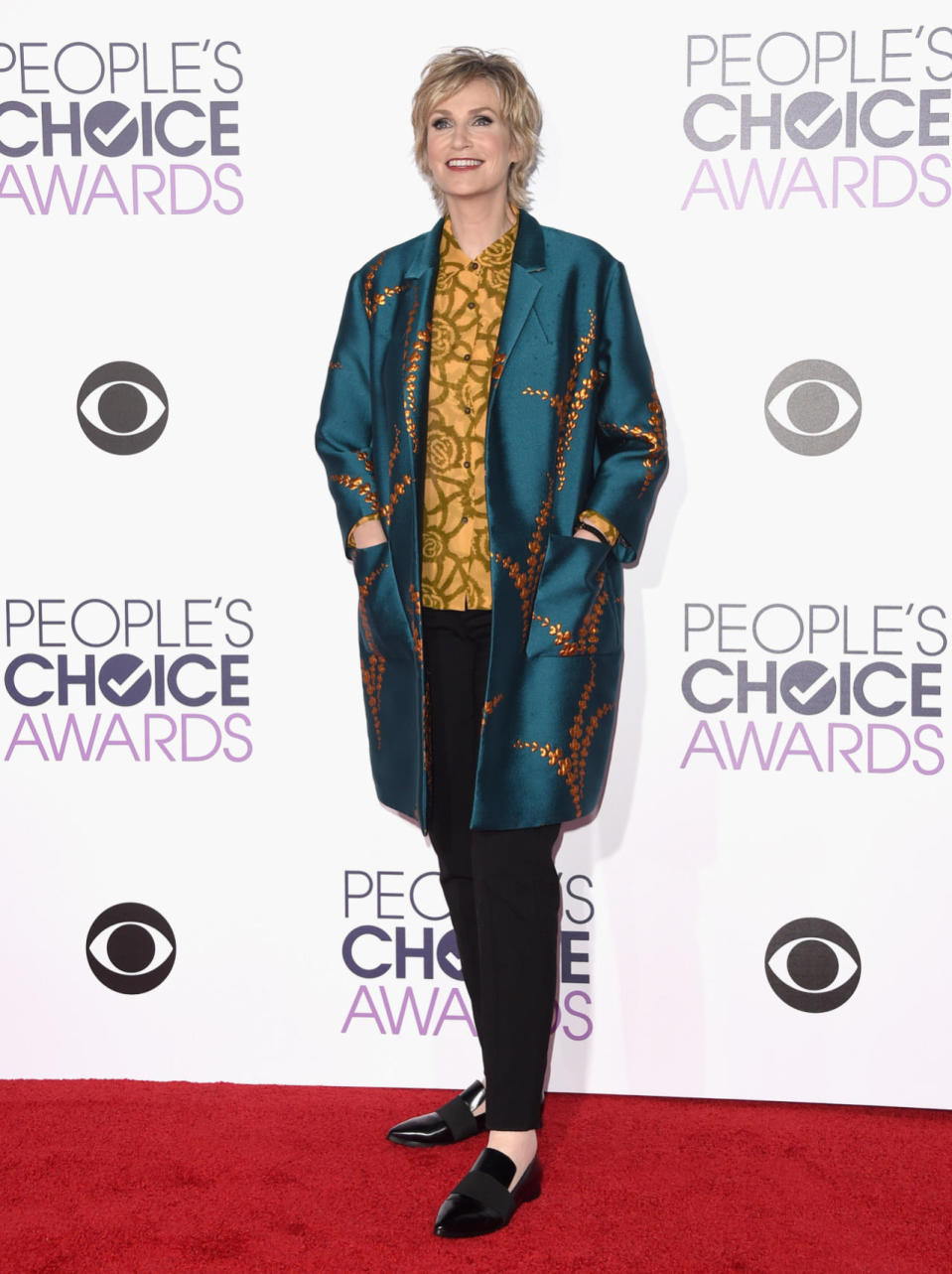 The evening’s hostess, Jane Lynch on the red carpet at the 2016 People’s Choice Awards