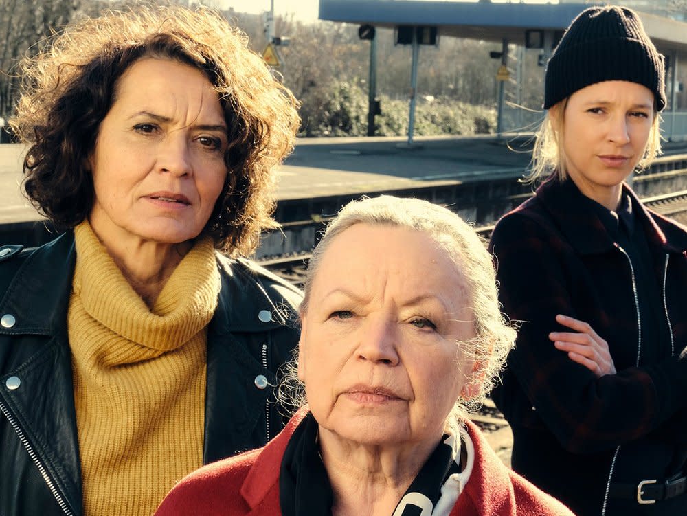 "Tatort: Lenas Tante": Lena Odenthal (Ulrike Folkerts, l.) mit Johanna Stern (Lisa Bitter, r.) und Nikola Odenthal (Ursula Werner). (Bild: SWR/Benoît Linder)