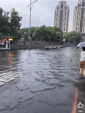 快新聞／午後大雷雨狂降新北！　板橋僑中二街、浮州車站大淹水