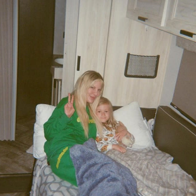 Tori Spelling con una de sus hijas en la autocaravana donde vivieron durante meses credit:Bang Showbiz