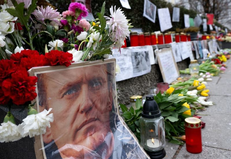 Flowers, candles and pictures are laid in tribute to deceased Russian opposition figure Alexei Navalny, near the Consulate General of the Russian Federation. The Russian Orthodox Church has punished the priest who led a funeral service for the leading opposition figure Alexei Navalny, according to media reports. Sven Hoppe/dpa