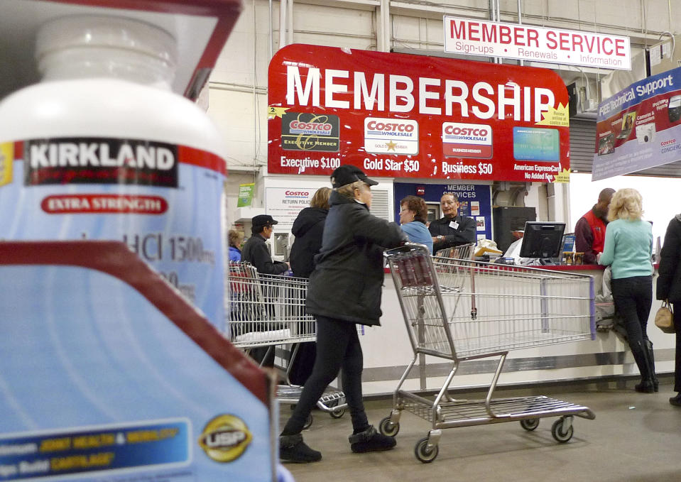 Shoppers at Costco in Fairfax, Virginia, January 7, 2010. Costco Wholesale Corp on Thursday reported a better-than-expected nine percent rise in December sales at stores open at least a year, helped by an increase in gasoline prices and stronger foreign currencies.   REUTERS/Larry Downing  (UNITED STATES - Tags: BUSINESS)