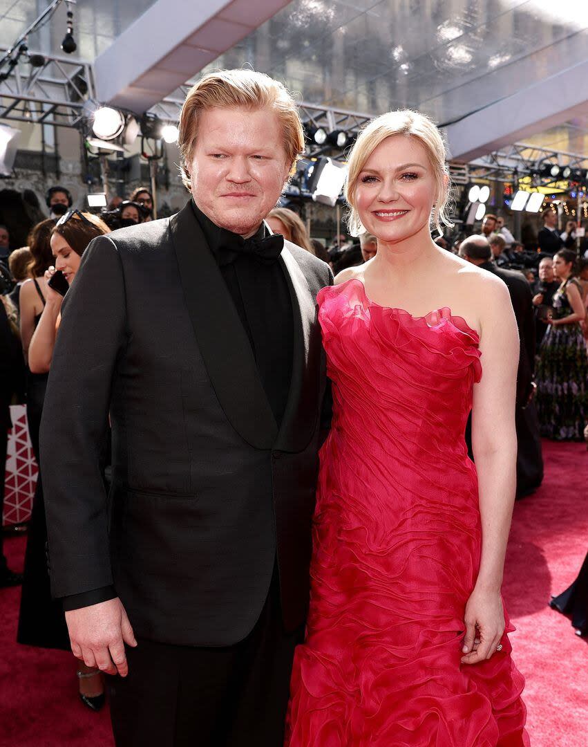 Jesse Plemons y Kirsten Dunst en la previa a la ceremonia de los Oscar, cuando aún tenían esperanzas de quedarse con algún premio