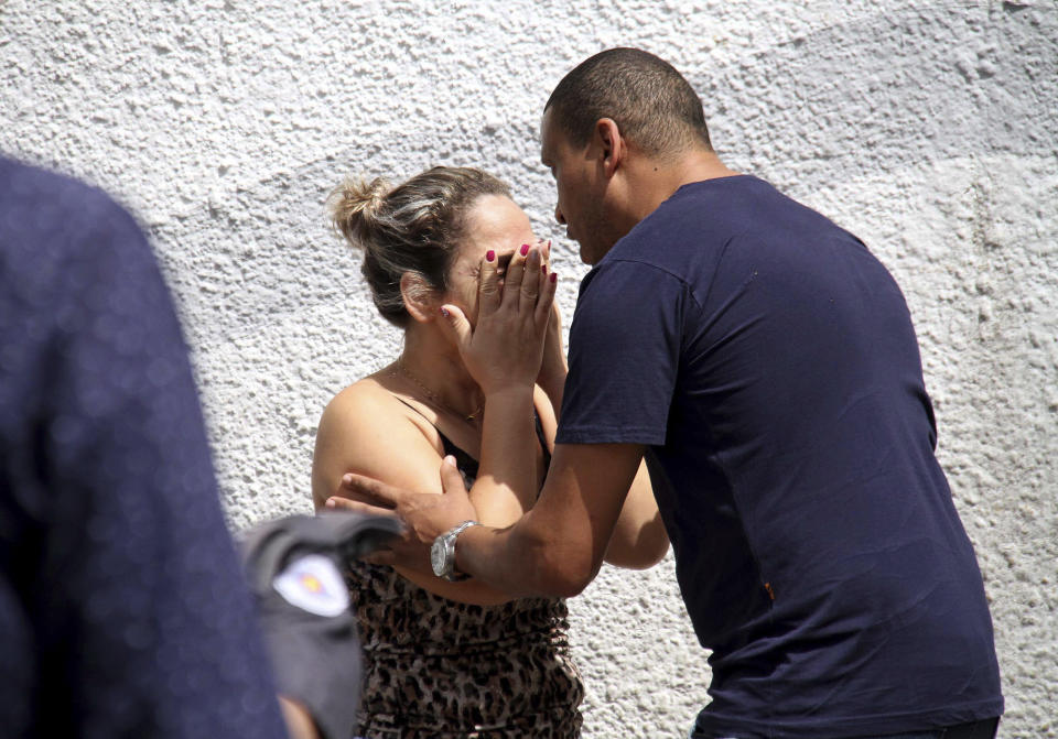 Un hombre conforta a una mujer afuera de la escuela pública Raul Brasil en Suzano, Brasil, el miércoles, 13 de marzo del 2019. (Mauricio Sumiya/Futura Press vía AP)