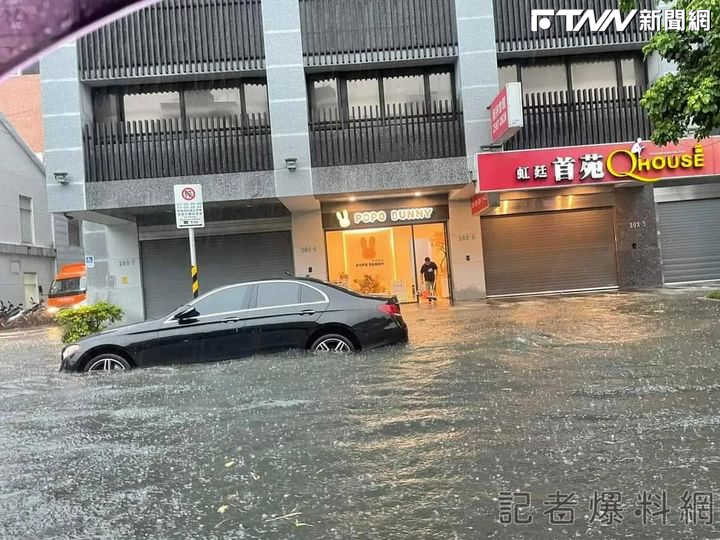 北市大同區重慶北路往國道嚴重積水，水淹半個輪胎高。（圖／記者爆料網）