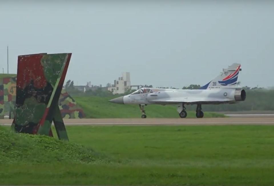 空軍機號2017單座幻象2000戰機在2017年6月2日幻象戰機接機20週年「彩繪機特技表演」，返航著陸回機堡畫面。（截圖青年日報影音畫面）