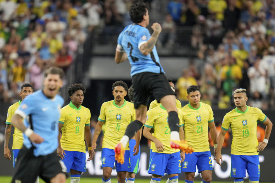 Los jugadores de Brasil en el círculo central tras la derrota por penales ante Uruguay en los cuartos de final de la Copa América, el sábado 6 de julio de 2024. (AP Foto/Julio Cortez)