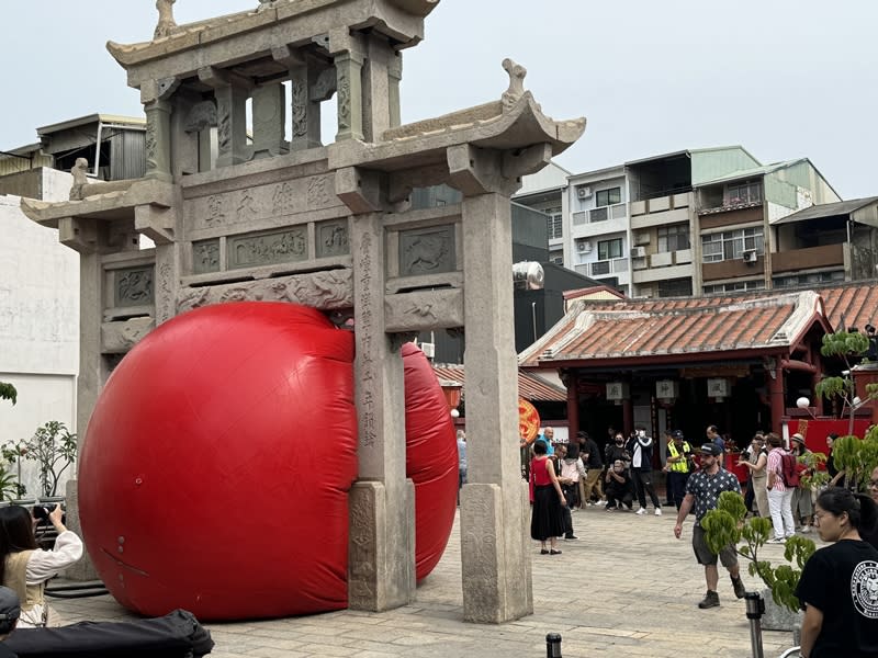 美國藝術家波希克（Kurt Perschke）在台南市發起「紅球計畫RedBall Project」，29日在市定古蹟風神廟接官亭啟動。（中央社）