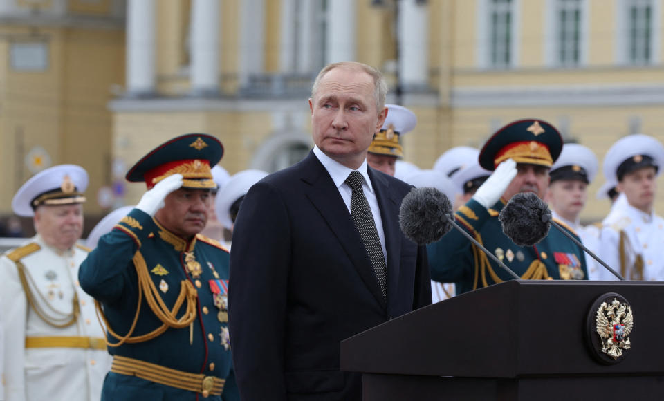 Wladimir Putin bei einer Marine-Parade in St. Petersburg. (Bild: Reuters)