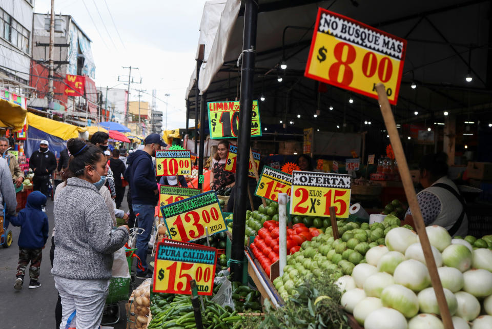 Gente comprando en el mercado de La Merced de Ciudad de México. Foto: REUTERS/Henry Romero