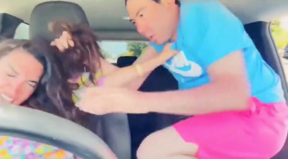Zscorro pulling Jordana’s hair during their livestream. Youtube / Elisa Jordana