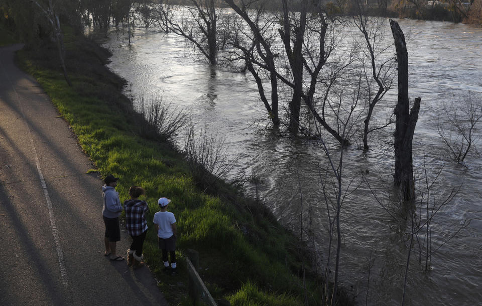 Damaged dam threatens Northern California towns