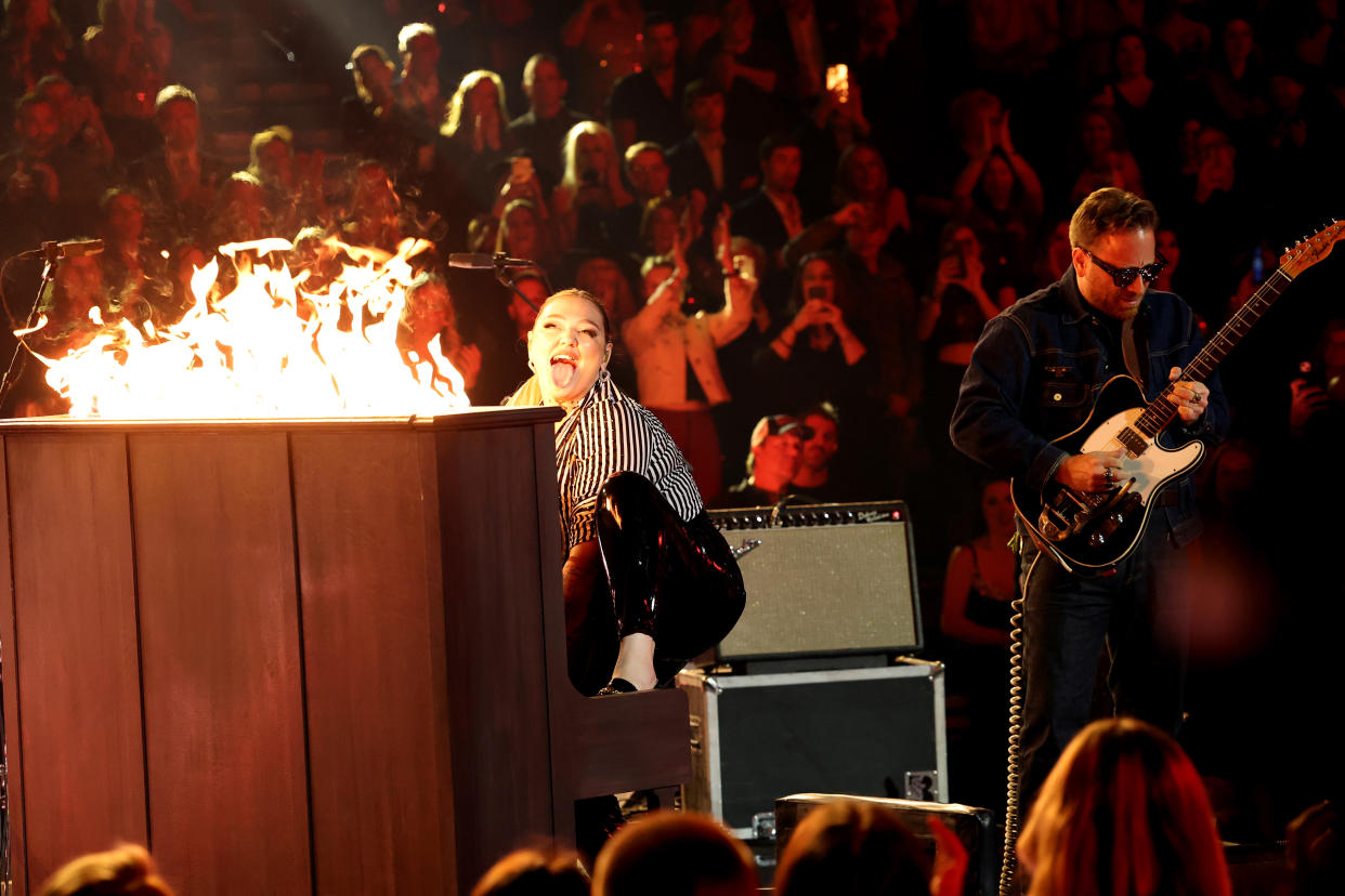  Elle King and Dan Auerbach of the Black Keys perform onstage at the 56th annual CMA Awards. (Photo: Terry Wyatt/WireImage)