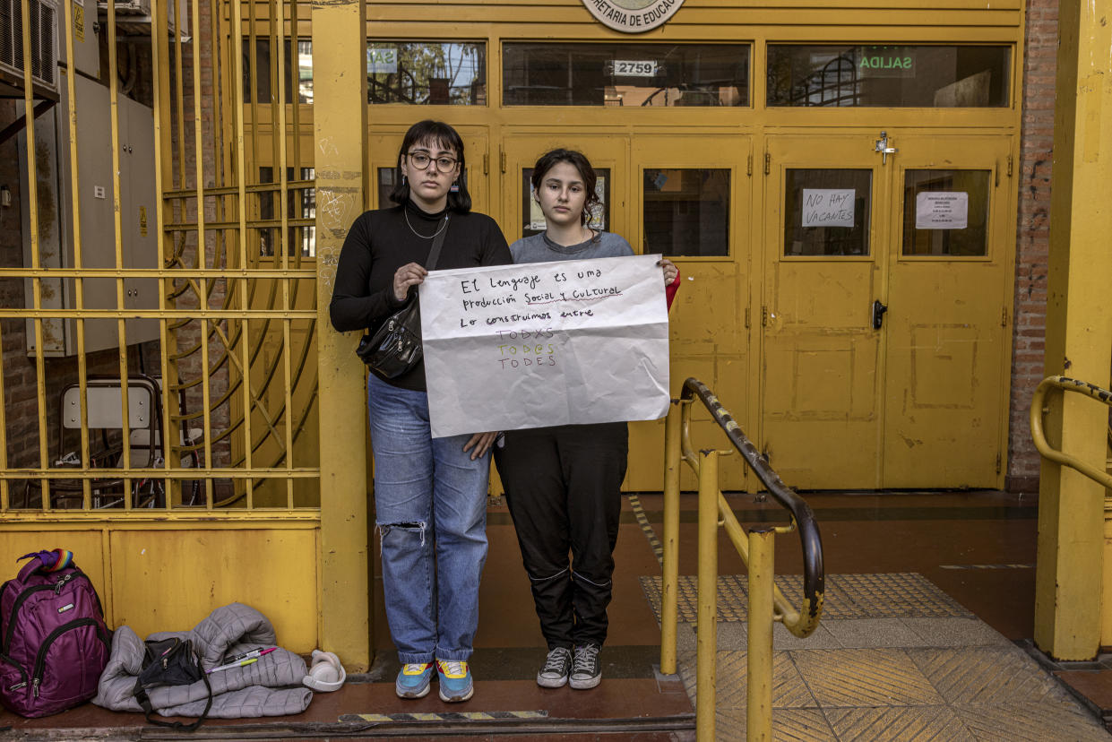 Agostina Fernández Tirra, a la izquierda, y Luana Pereyra sostenían un cartel con lenguaje inclusivo frente a su escuela en Buenos Aires. (Sarah Pabst/The New York Times)