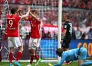 Football Soccer - Bayern Munich v Augsburg - German Bundesliga - Allianz Arena, Munich, Germany - 01/04/17 - Bayern Munich's Robert Lewandowski celebrates with his teammate Thomas Mueller after scoring a goal. REUTERS/Michael Dalder