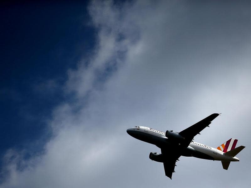 Ein Airbus der Germanwings startet in Köln. Die Ausweispflicht auf Flügen im Schengenraum könnte bald wieder eingeführt werden. Foto: Oliver Berg