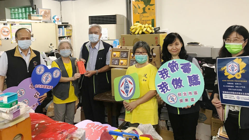 台電台北市區營業處處長朱榮貴(左二)準備豐盛禮盒及水果致贈陽光社會福利基金會。