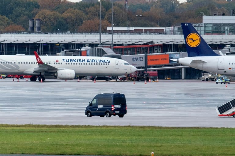 Nach einer dramatischen Entführung seiner vierjährigen Tochter am Hamburger Flughafen hat das Landgericht der Hansestadt einen Mann zu zwölf Jahren Haft verurteilt. Er hatte sich 18 Stunden lang mit dem Kind in einem Auto verschanzt, bevor er aufgab. (NEWS5 / Schröder)