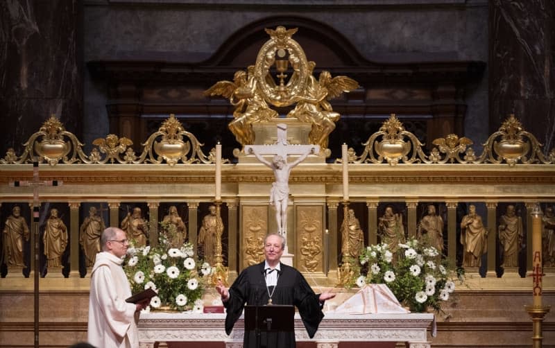 Christian Staeblein (C), Bishop of the Evangelical Church of Berlin-Brandenburg-Silesian Upper Lusatia, speaks during the Easter Sunday service in Berlin Cathedral alongside cathedral preacher Stefan Scholpp. Sebastian Christoph Gollnow/dpa