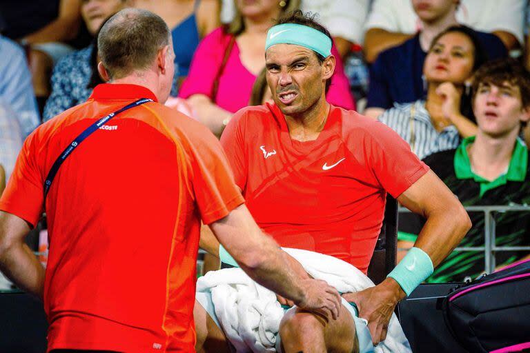 El español Rafael Nadal es atendido durante el partido contra el australiano Jordan Thompson