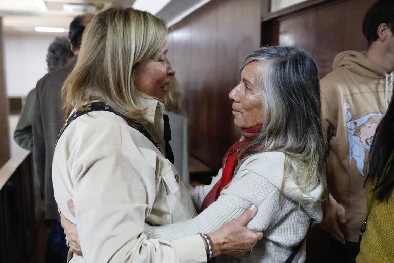 Beatriz Arroyo (izq.), la madre de Alejandro, antes de ingresar a la sala de audiencias de los Tribunales de San Isidro