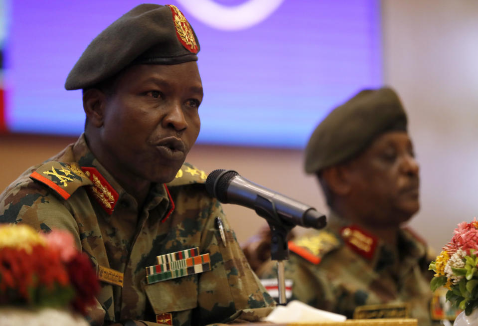 Shamseddine Kabbashi, portavoz del Consejo Militar gobernante de Sudán, hace declaraciones a la prensa en el Palacio Presidencial en Jartum, Sudán, el domingo 23 de junio de 2019. (AP Foto/Hussein Malla)