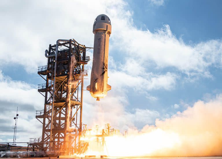 El cohete New Shepard (aquí en un lanzamiento de prueba) despegará de una plataforma en el occidente de Texas