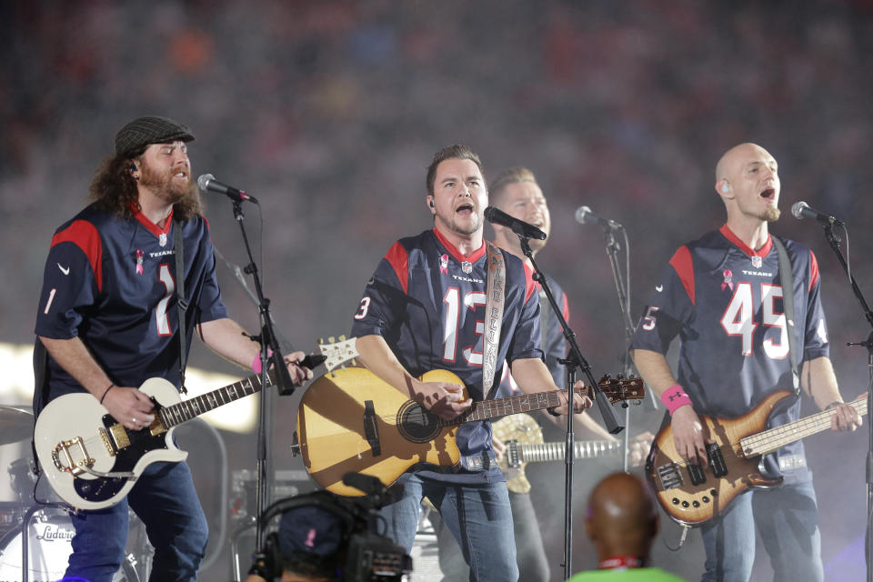 En esta foto del 9 de octubre de 2014, The Eli Young Band toca en el medio tiempo de un partido de la NFL en Houston. (AP Foto/Patric Schneider, Archivo)