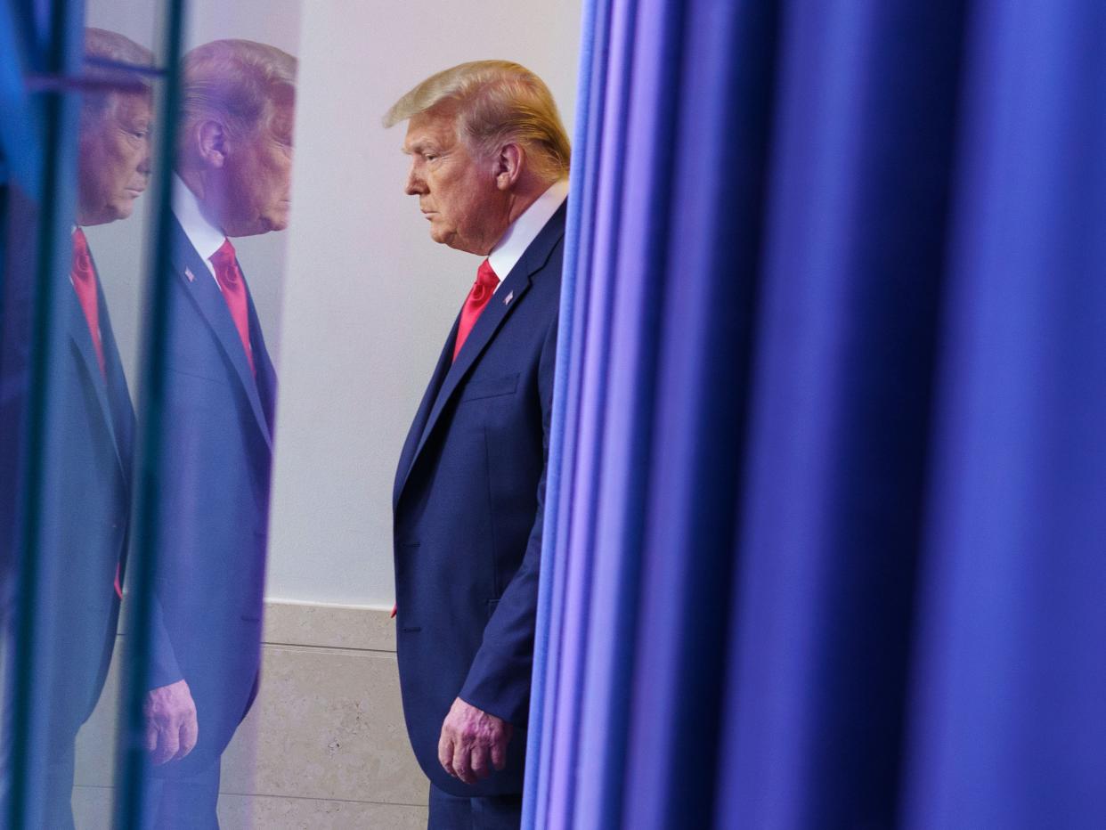 <p>TOPSHOT - El presidente de los Estados Unidos, Donald Trump, llega para pronunciar comentarios sobre el mercado de valores durante una aparición no programada en la Sala Brady Briefing de la Casa Blanca en Washington, DC el 24 de noviembre de 2020.</p> (Foto de MANDEL NGAN, AFP a través de Getty Images)