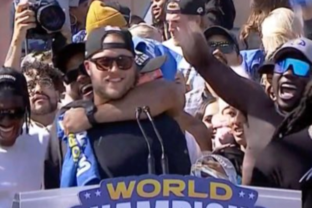 Stafford Turns Around After Photographer Fell During Super Bowl Parade