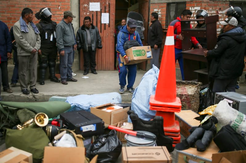 Vestiges of last night's protests in El Alto