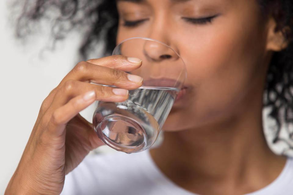 La ingesta de agua y la alimentación adecuada tienen importancia esencial en que nuestra piel esté corretamente hidratada. (Getty Creative)