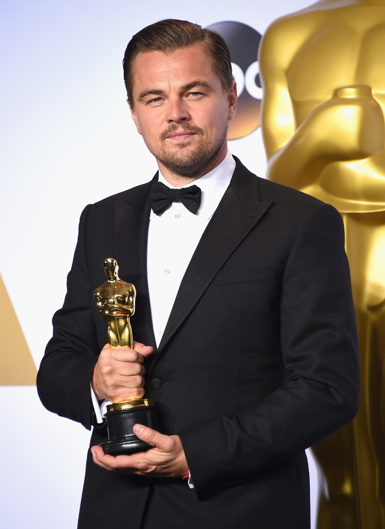 Leonardo DiCaprio poses with his Oscar. (Jason Merritt/TERM / Getty Images)